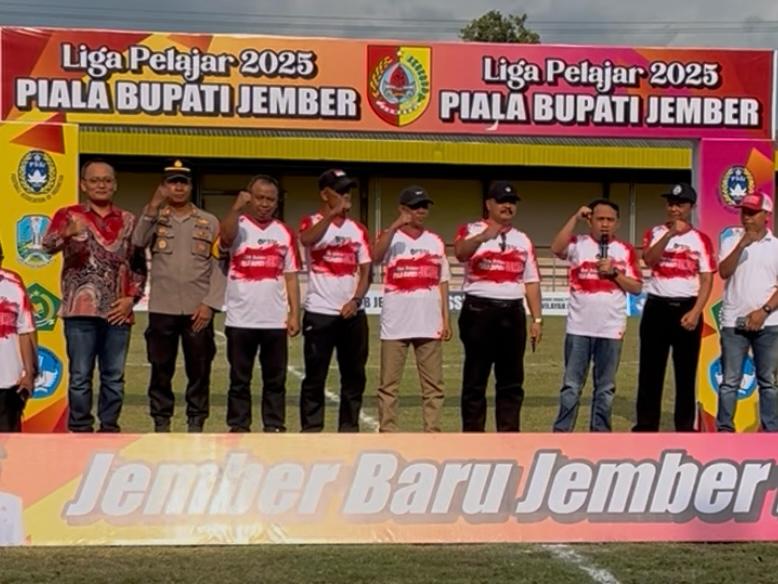 Abdullah Waid, Beri Tendangan Bola Pertama