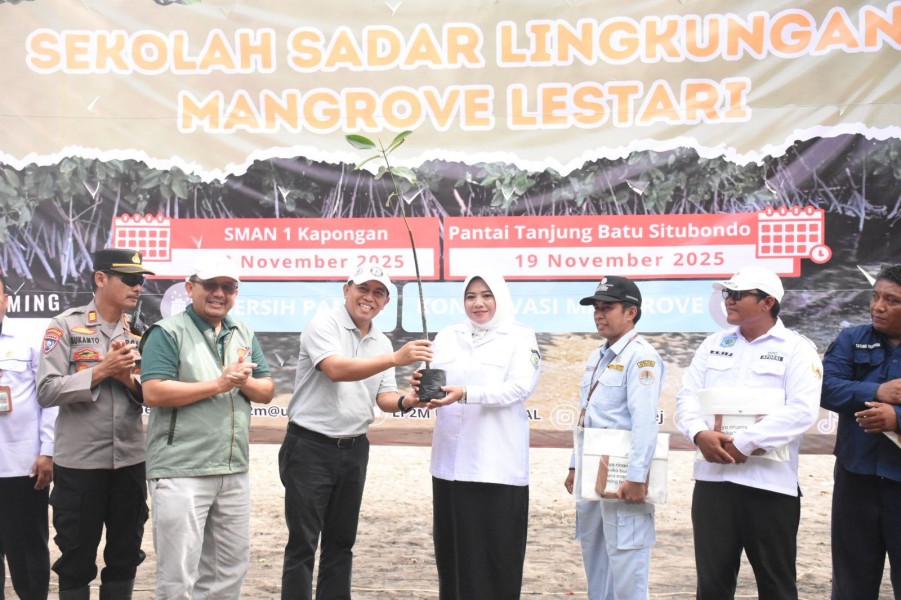 Menanam Mangrove, Unej dan Pemkab Situbondo Menanam Harapan di Pantai Tanjung Batu