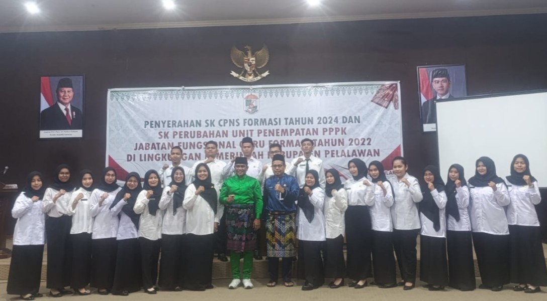 Bupati Pelalawan Serahkan SK CPNS Formasi 2024 dan SK Perubahan Unit Penempatan PPPK Guru