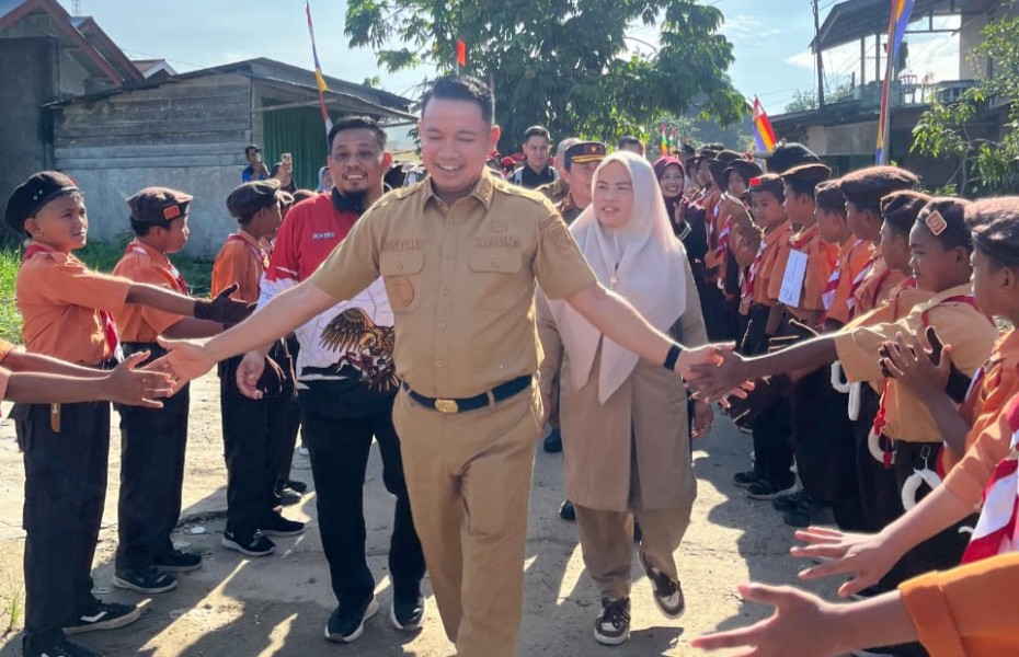 Husni Tamrin Lepas Lomba Gerak Jalan Hari Pramuka dan HUT RI di Pangkalan Kuras