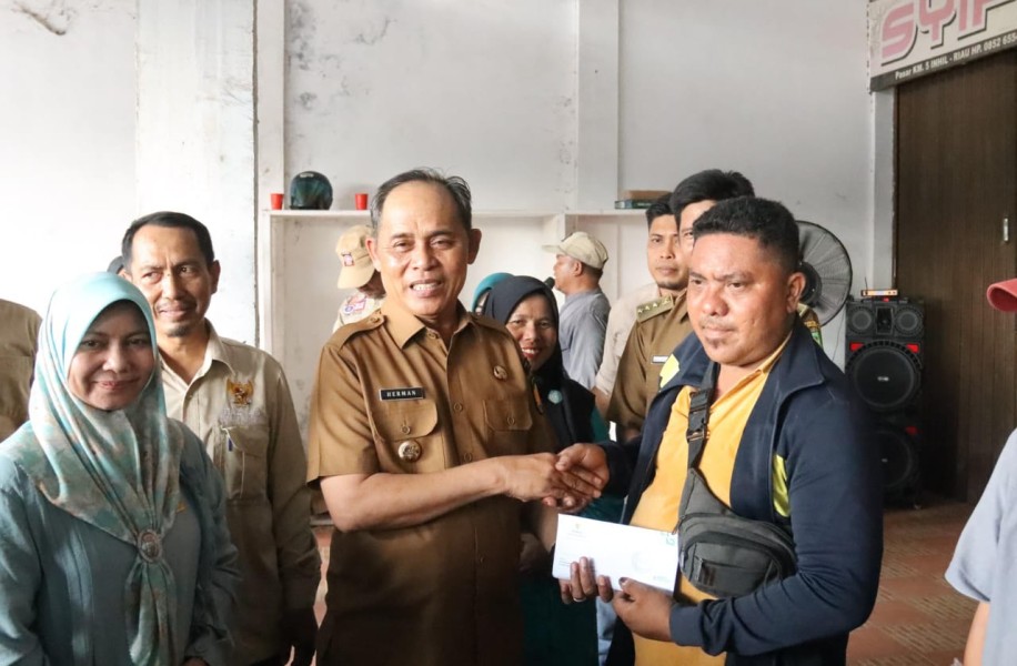 Bupati Inhil Serahkan Bantuan Korban Kebakaran di Desa Danau Pulau Indah