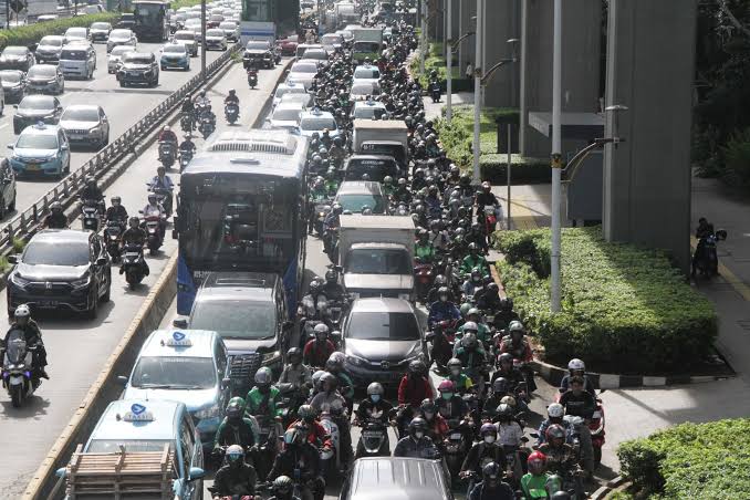 Menata Ulang Transportasi Publik: Jalan Panjang menuju Perubahan di Kota Kita