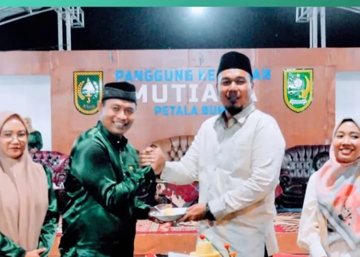 Bupati Inhu Potong Tumpeng di HUT ke-44 Desa Petala Bumi, Simbol Rasa Syukur
