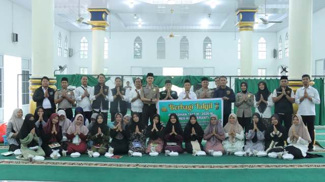 Momentum Ramadhan Satreskrim Bagian SDM Humas Polres Meranti Berbagi Ratusan Takjil di Pondok Pusantren