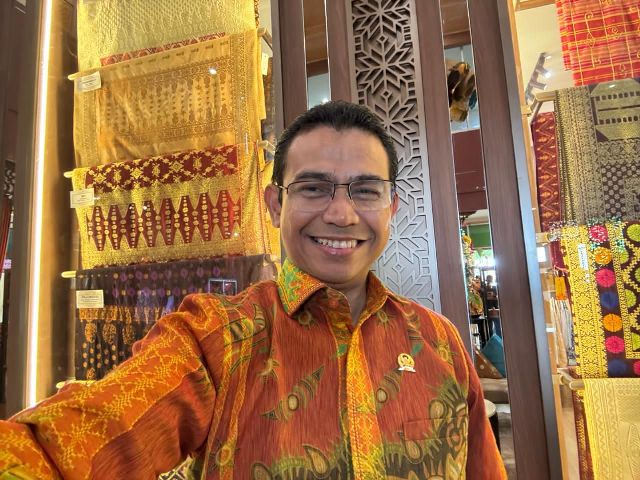 Hendry Munief: Tenun Songket Bisa Menjadi Bagian Diplomasi Ekonomi Bidang Budaya di Pasar Global