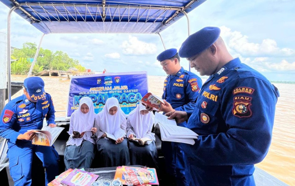 Satpolairud Polres Inhil Gelar Program Jalur Pustaka Terapung Untuk Anak Pesisir Tembilahan