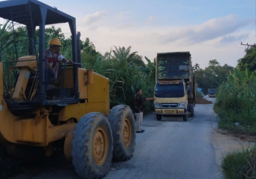Ketua DPRD Inhu Turun Langsung Perbaiki Jalan di Kampung Besar Seberang Jelang Idul Adha 1447 H