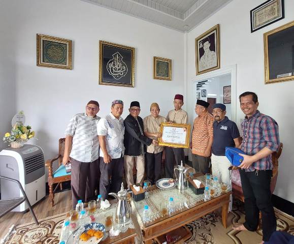 UAS Terima Anugerah Voice of The Ummah dari JMSI Riau