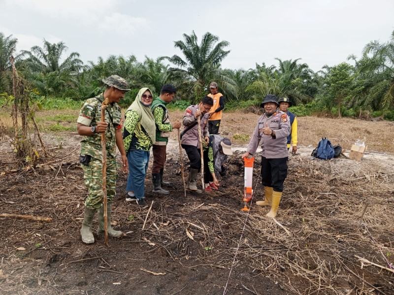 Polsek Keritang, PPL, Dan Bumdes Gotong Royong Tanam Jagung Untuk Lumbung Pangan Desa
