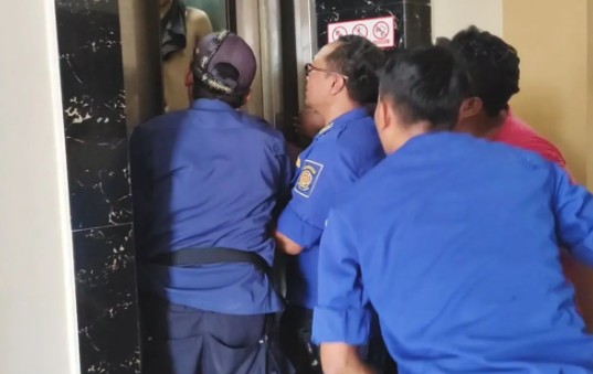 Damkarmat Yogyakarta Evakuasi Tiga Tamu Hotel Terjebak Lift