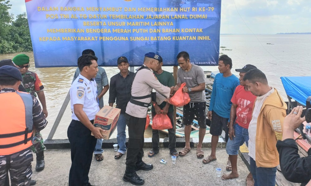 Sinergitas TNI Polri Bagikan Bendera di Sungai Indragiri