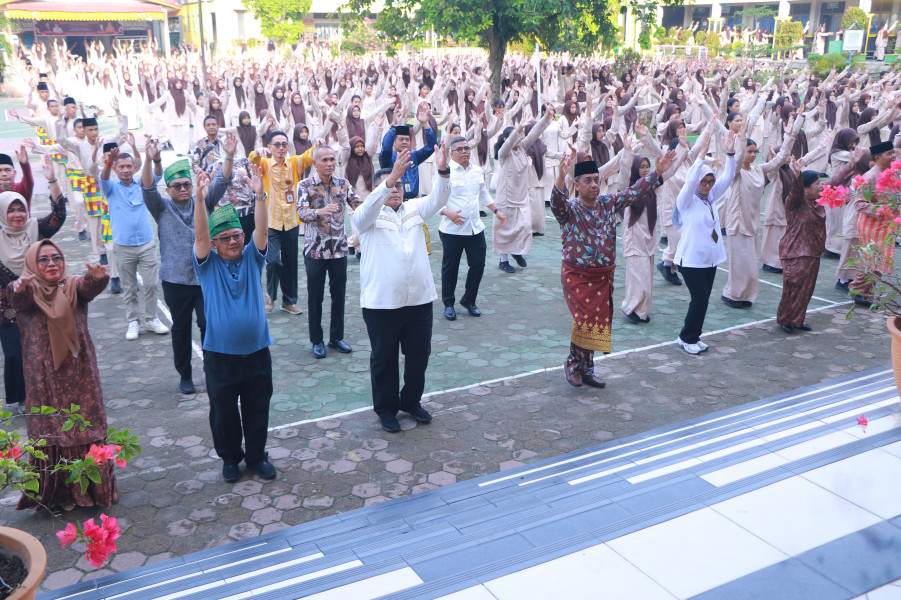 Pj Wako Pekanbaru Ikuti Kegiatan Senam Anak Indonesia Hebat Bersama Menteri Pendidikan di SMPN 4 Pekanbaru
