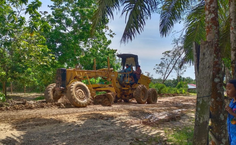 Hebat! Warga Kota Medan Kompak Perbaiki Jalan Rusak Sepanjang 3 KM