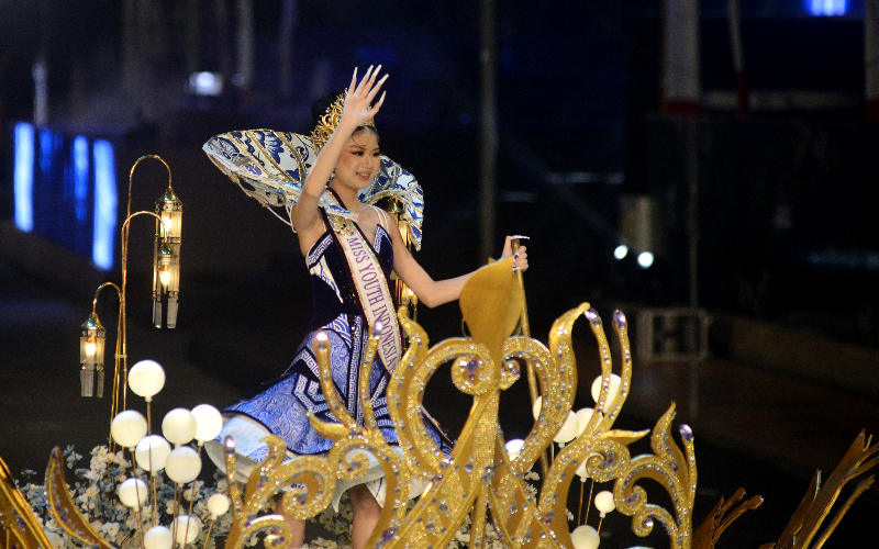 Tampil Memukau, Miss Youth Indonesia 2025 Jollene Ferischea Kagumi Kreativitas Desainer Jember di JFC 2026