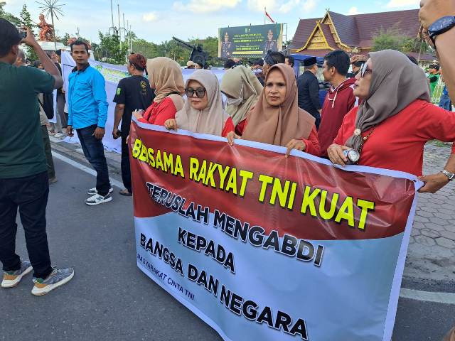 Aksi Damai Ormas Misuri Paguyuban Sunda Riau Dukung TNI dan Bagikan Takjil kepada Masyarakat Pekanbaru