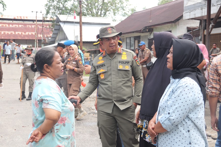 Operasi Penertiban Pedagang Kaki Lima di Pasar Bawah Berlangsung Lancar