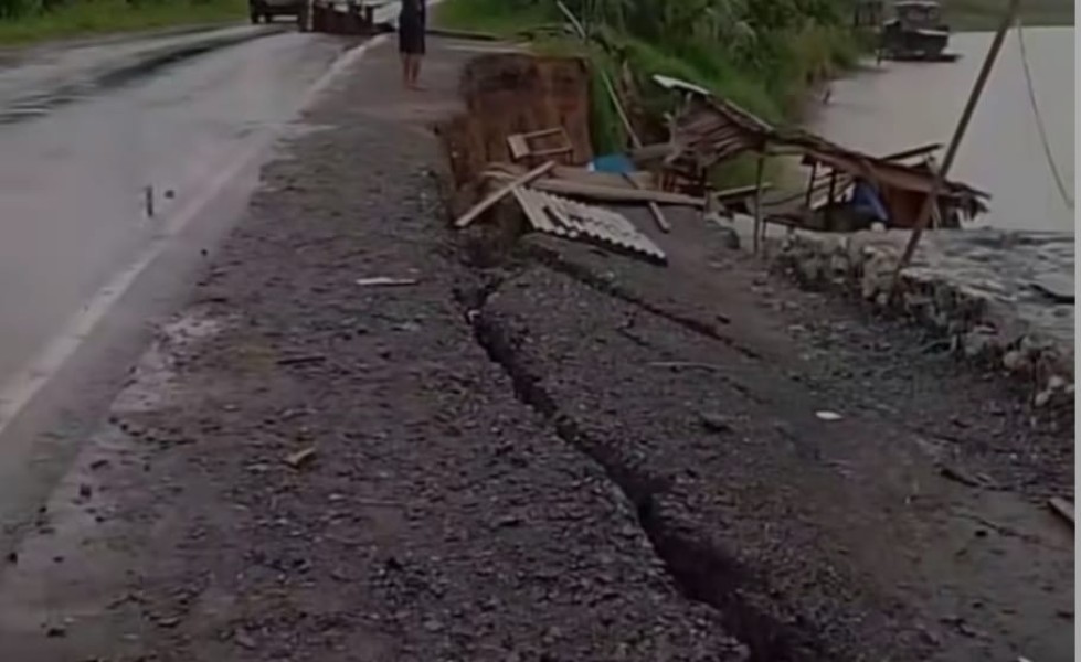 Jalan Lintas Rengat-Tembilahan Longsor, Dinas PUPR Riau Siapkan Tiang Pancang dan Geobag