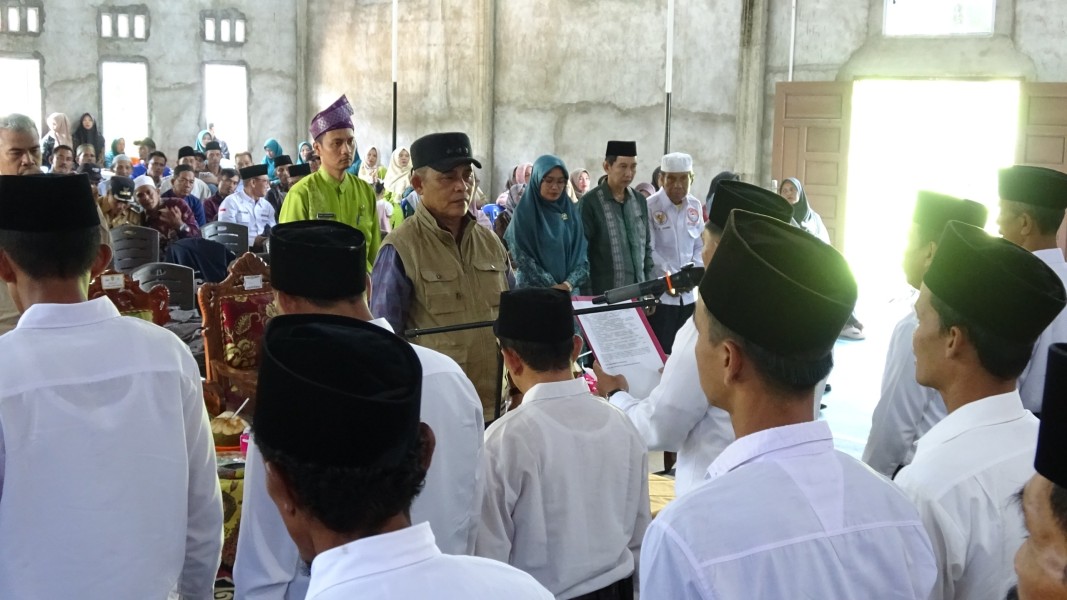 Bupati Inhil Kukuhkan Ketua RT dan RW Periode 2025 - 2030 di Sialang Panjang