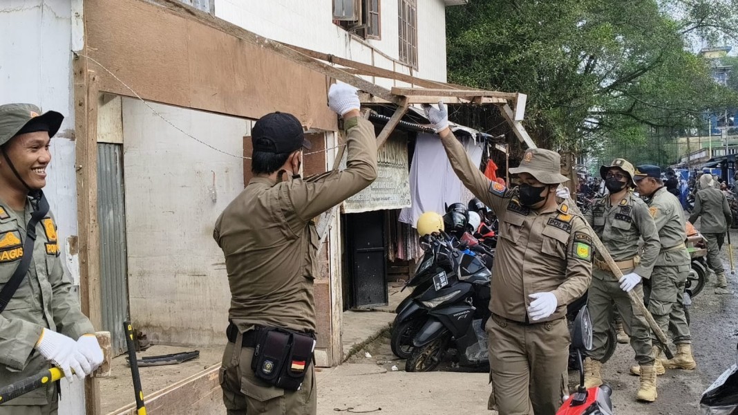Dukung Penataan Pasar dan Wajah Kota, Satpol PP Inhil Tertibkan Kios di Kawasan Eks Air Mancur dan Pasar Tengah