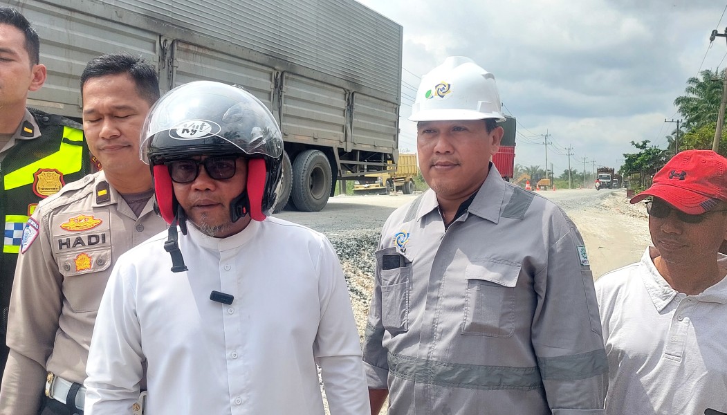 Urai Kemacetan Parah di Jalintim, Bupati Pelalawan Minta Proyek Jalan Dihentikan Sementara