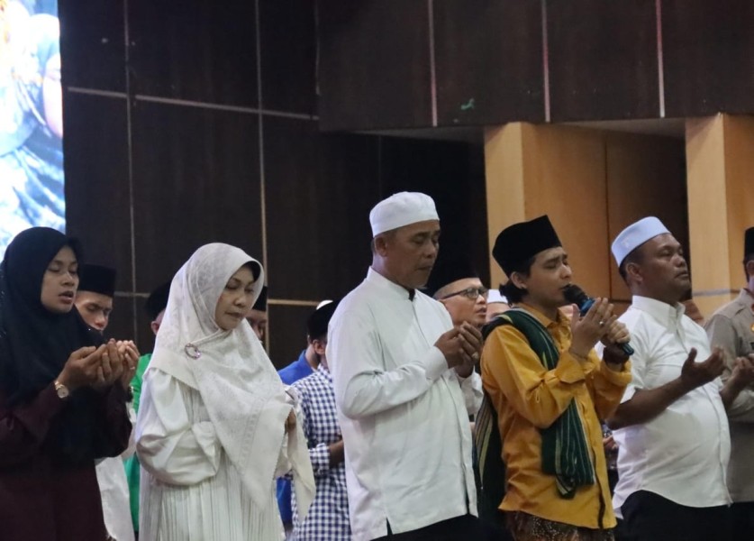 Bupati Indragiri Hilir (Inhil) Herman gemakan selawat bersama Gus Roudhy Al Mustofha