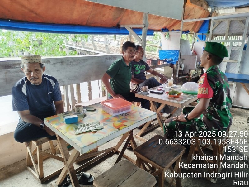 Babinsa Koramil 08/Mandah Lakukan Komsos untuk Pererat Hubungan dengan Warga Binaan