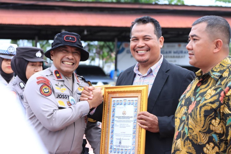 Polda Riau Beri Penghargaan kepada Masyarakat dan Personel Polres Inhil Berprestasi