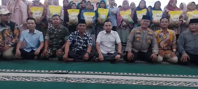 Direktur Utama PT Gren Palma Riau Jaya,Pebriyan Winaldi Serahkan Bantuan Beras 3 Ton Bagi Masyarakat Padang Mutung