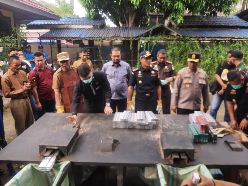 Ketua DPRD inhil Hadiri Acara Pemusnahan Barang Ilegal Bea Cukai Tembilahan
