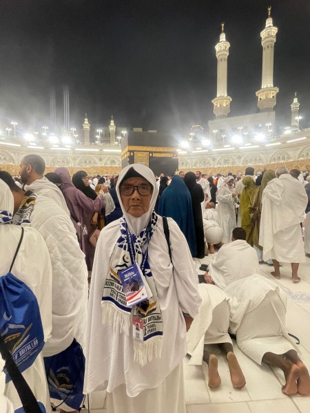 18 Tahun Menabung, Ibu yayah Tukang Kumpul Biji Sawit Berangkat Umrah bersama Azzam Khalif Baitullah