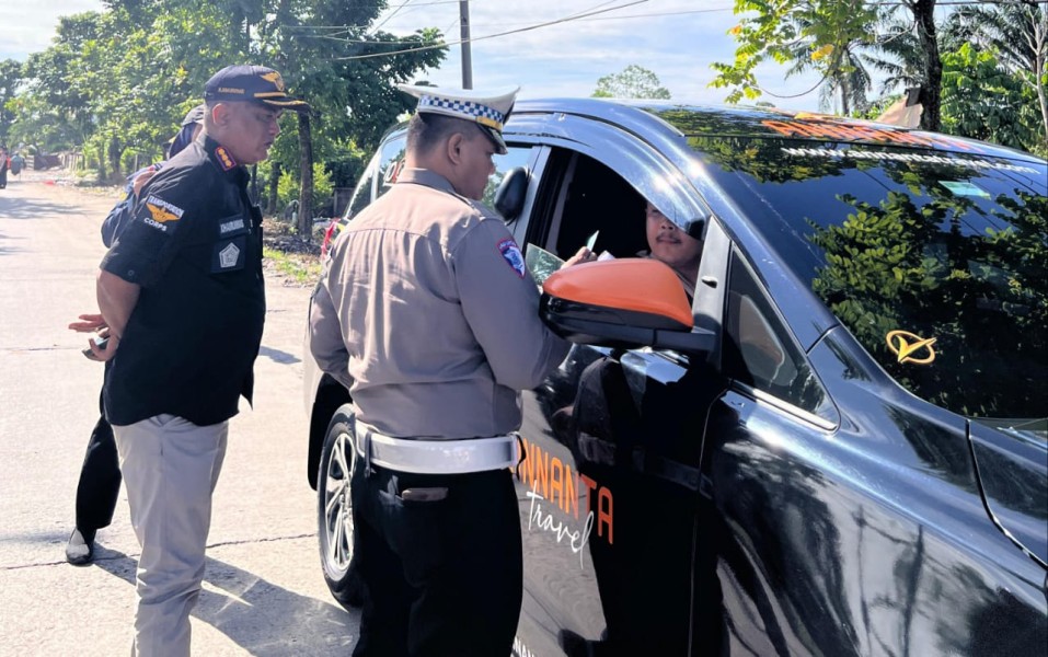 Petugas Gabungan Tindak Puluhan Pengemudi Truk di Jalan Soekarno-Hatta Pekanbaru