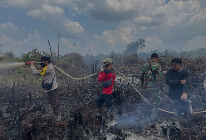 Tim Gabungan Bersama Masyarakat Ukui Gerak Cepat Cek Titik Hotspot