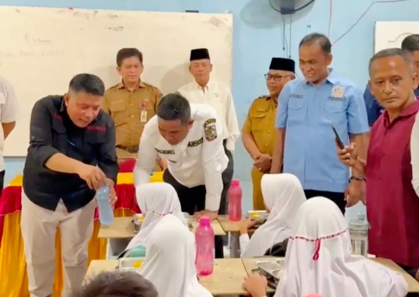 Tinjau Lounching MBG di SDN 005 Desa Makmur, Bupati Pelalawan Tekankan Pentingnya Makanan Sehat dan Bergizi
