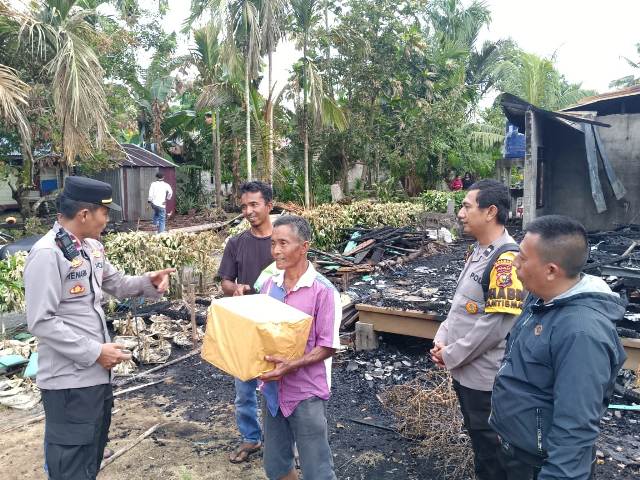 Polsek Rangsang Barat Salurkan Bantuan Sosial kepada Korban Kebakaran Rumah di Desa Bokor