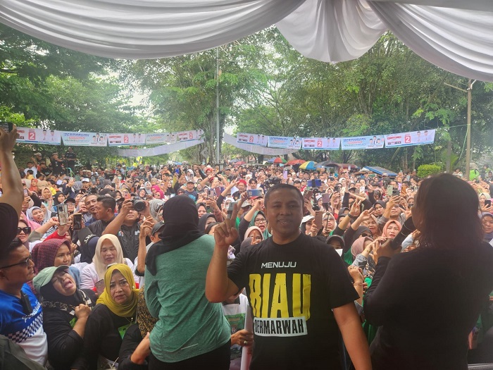 Abdul Wahid Pulang ke Inhil, Ribuan Warga datang Meramaikan Senam Sehat Fermadani - Bermarwah
