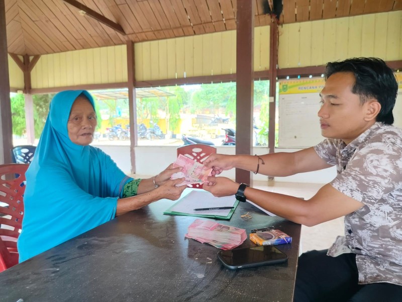 Pemerintah Desa Talang Bersemi Salurkan BLT-DD Secara Tunai