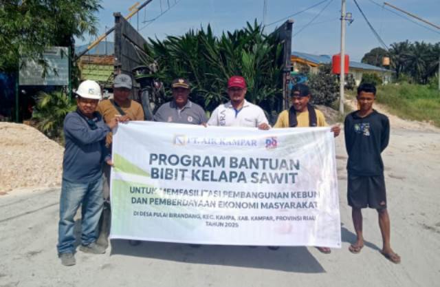 PT Air Kampar Untuk Pembagunan Kebun dan Peningkatan Ekonomi Masyarakat  Sekitar Salurkan Bibit Kelapa Sawit