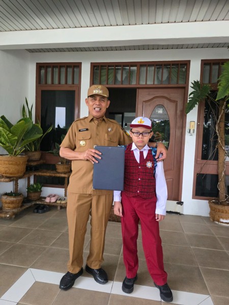 Bupati Inhil Herman Ajak Ayah Terlibat Langsung Ambil Rapor Anak ke Sekolah