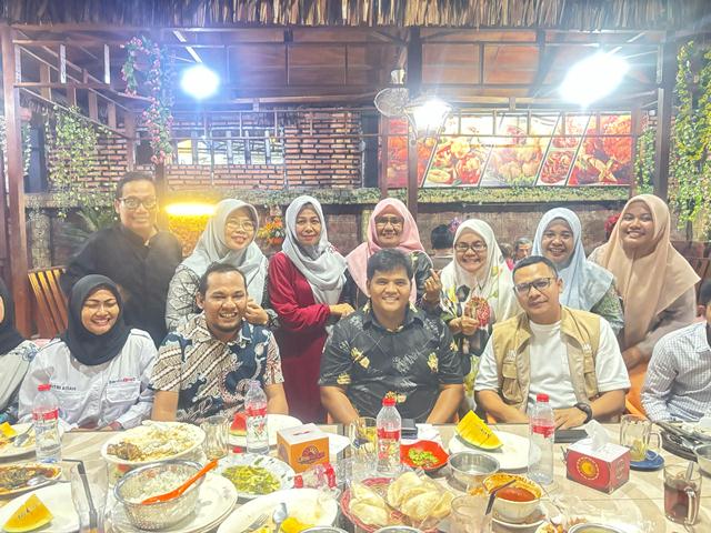 Momen Buka Puasa, Politisi Dodi Nefeldi Serius Dengarkan Curhatan Ketua Forum Anak Riau