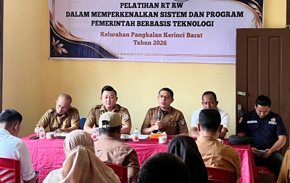 Perkuat Pelayanan Publik, Dinas Kominfo Pelalawan Latih RT/RW Manfaatkan Aplikasi Klik Pelalawan