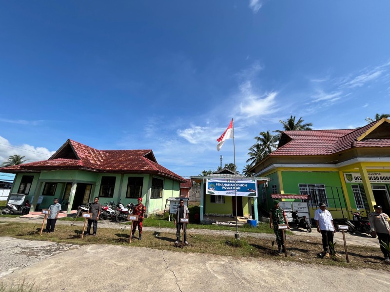 Kapolsek Pulau Burung: Penanaman Pohon Bagian dari Upaya Preventif Hadapi Bencana Alam