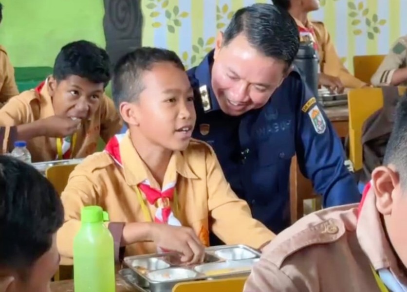 Tinjau MBG di Pangkalan Kerinci, Husni Tamrin: Pemkab Dorong Program Bisa Sentuh Semua Sekolah