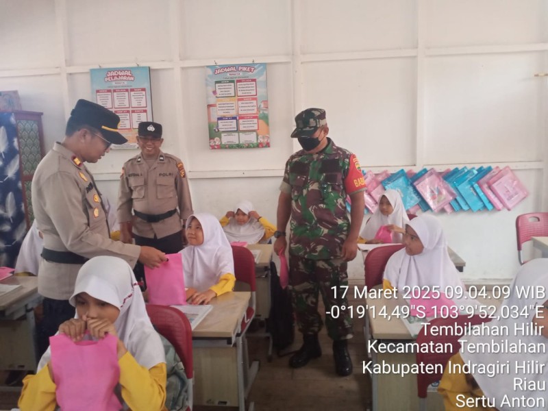 Babinsa Tembilahan Hilir Sertu Anton Kawal Puluhan Siswa dalam Program Makan Sehat Bergizi