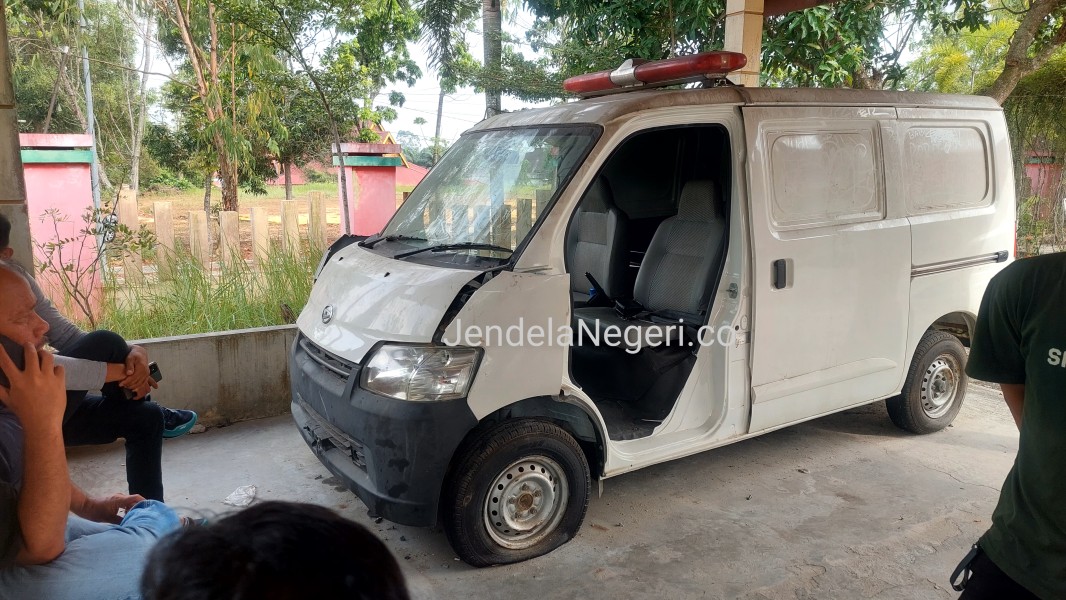 Mobil Ambulans Wakil Ketua I DPRD Pelalawan Dipreteli Maling di Kompleks Perkantoran Bhakti Praja
