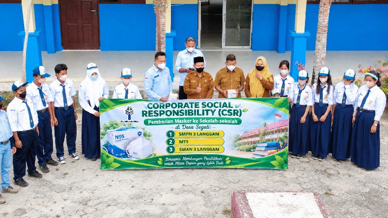 Peduli Dampak Kabut Asap Karhutla, PT Agritasari Prima Bagikan Masker ke Sekolah di Langgam