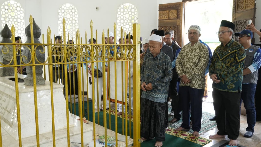 Pekan Milad Kabupaten Indragiri Hilir (Inhil), Bupati Herman ziarahi Makam Syekh Abdurrahman Siddiq Al Banjari, sosok ulama yang melegenda, dikenal hingga negara-negara tetangga.