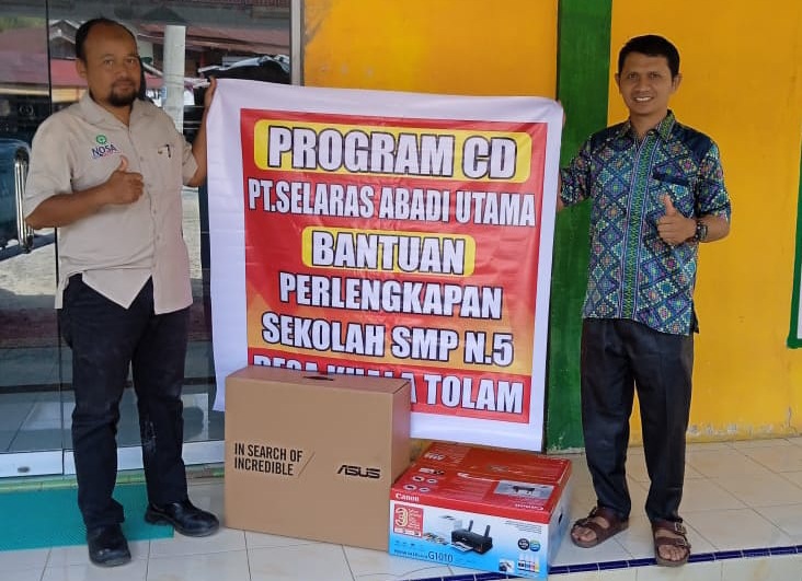 Komitmen PT Selaras Abadi Utama Dukung Pendidikan, Serahkan Seperangkat Komputer untuk SMPN 5 Pelalawan