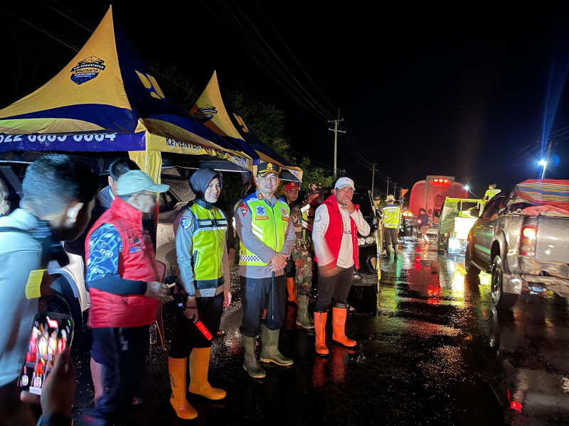 Sinergi Penanganan, Bupati Pelalawan bersama Kapolres Tinjau Banjir Jalintim Kemang