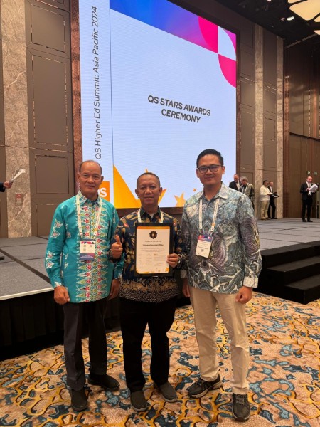 Usai Raih Akreditasi Unggul, Rektor UIR Terima Sertifikat QS Rated Excellent Bintang 3 di Macau