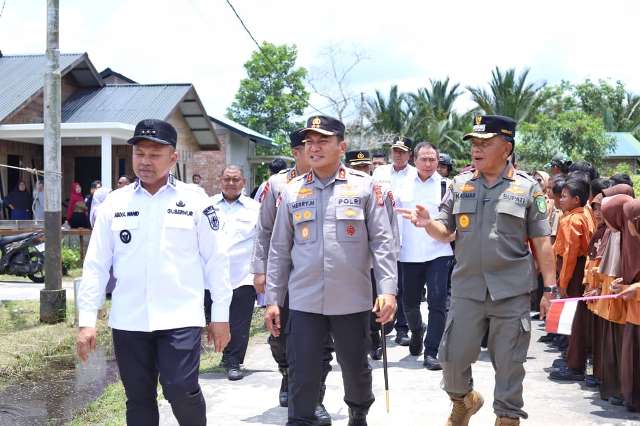 Gubernur Riau Resmikan GPM, Serahkan Bantuan Rumah, dan Tinjau Jembatan Panglima Sampul di Meranti